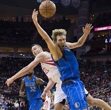 百分组合！湖人赢球海报：詹姆斯和东契奇大笑庆祝瞬间成为封面